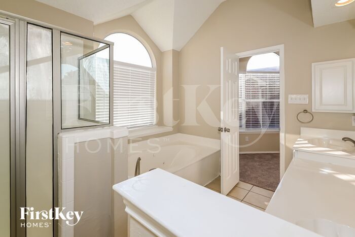 Building Photo - 2525 Hyacinth Dr