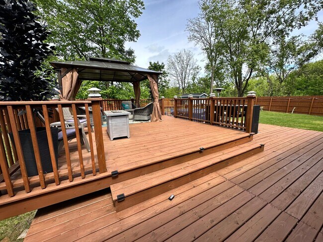 Building Photo - 3 bedroom, 2 Full Bathroom Single Family H...
