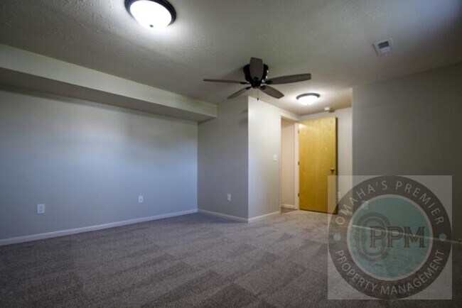Building Photo - Discover this well-maintained 3-bedroom, 2-bath home in Omaha, NE