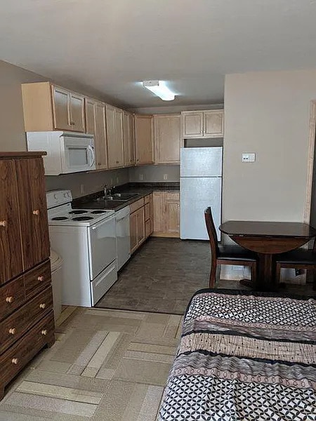 Building Photo - 812 Adams Ave