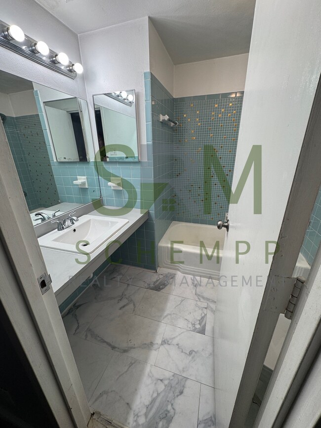 Building Photo - Updated 2BR/2BA on Bardstown Road with all utilities included now available!