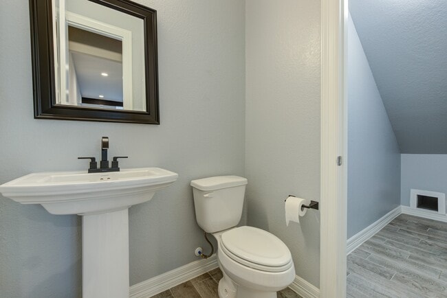 Building Photo - 11010 Cres Light Way