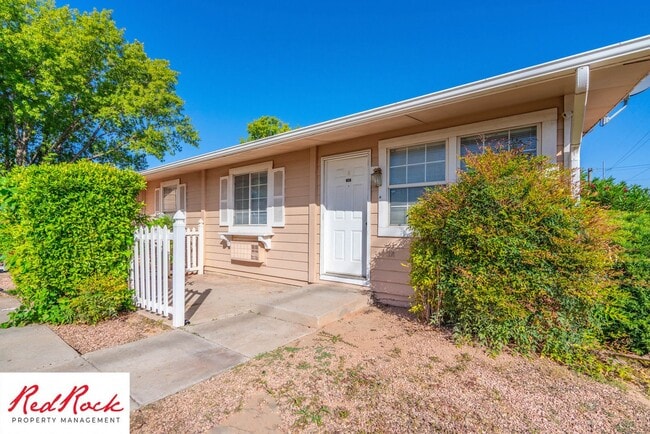 Building Photo - Charming 2 Bed / 1 Bath Apartment in a Prime Location