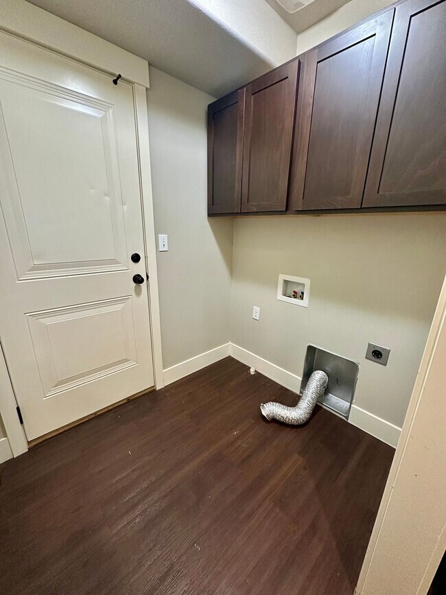 Building Photo - 3 bed/ 3.5 Bath Townhome in Cheney