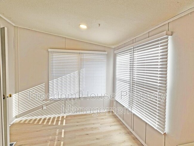 Building Photo - 320 W Comstock Cir S