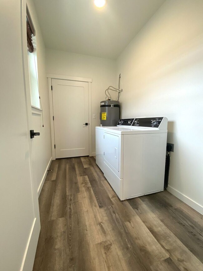 Building Photo - 3 Bed, 3 Bath Beautiful Home!