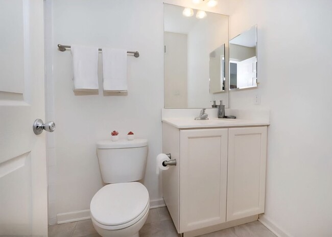 Building Photo - Spacious End-Unit Townhome for Rent in Mer...