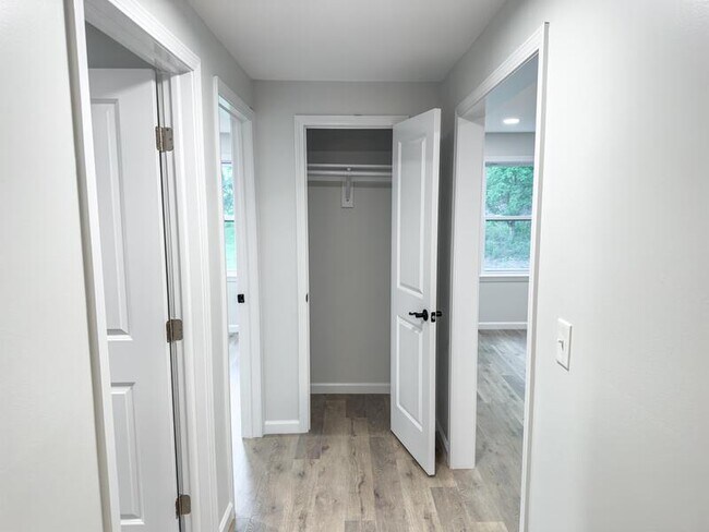 Building Photo - 453 Vineyard Ave