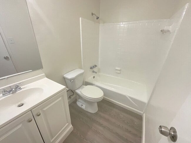 Building Photo - 545 Navarre Dr