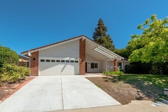 Building Photo - Fully Remodeled 4 Bed + 2.5 Bath Home in Desirable Westlake Hills!