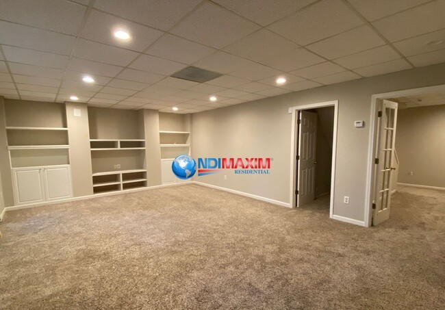 Building Photo - Spacious 6 bedrooms house in the NORTHVIEW...