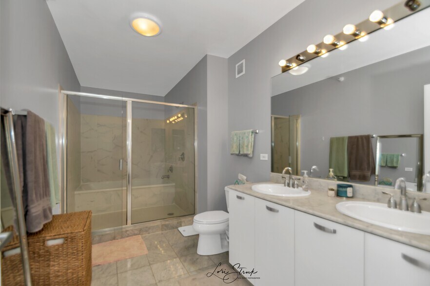 Bathroom 2 - 635 N Dearborn St