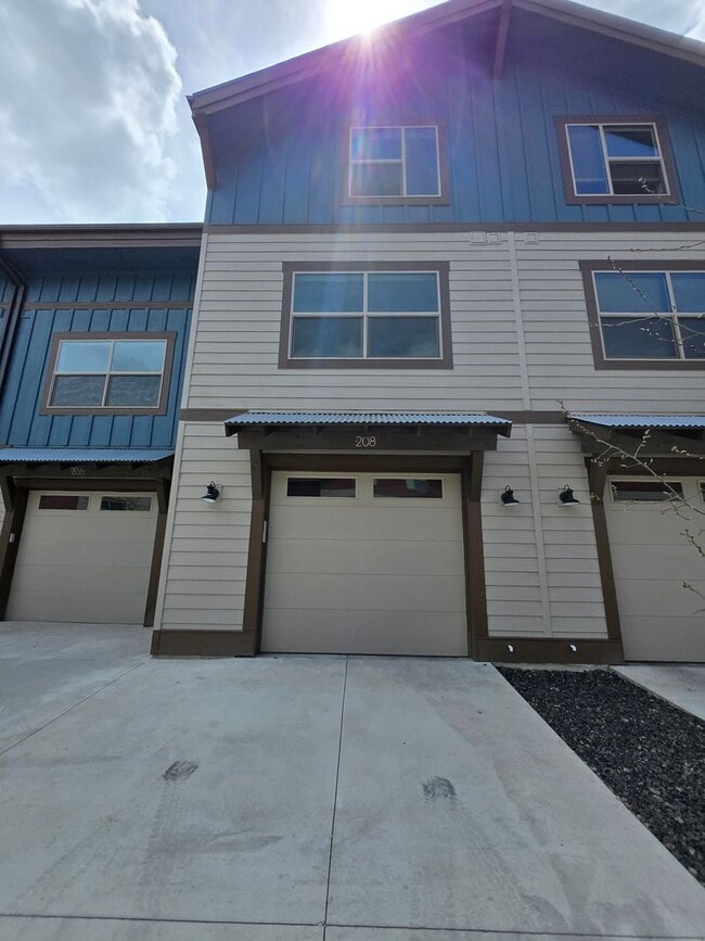 Building Photo - 208 Pine St