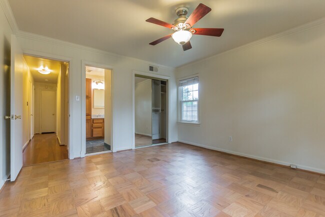 Building Photo - 9702 Bellevue Dr