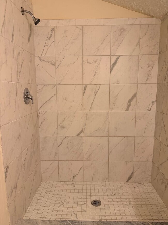 Building Photo - 3 bedroom 2 bath 1 Car Garage Single Family Home