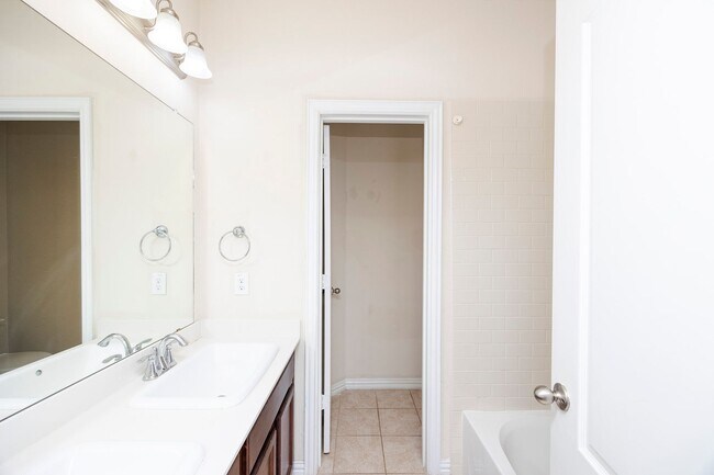 Building Photo - Elegant 5-Bedroom Home in Frisco ISD with ...