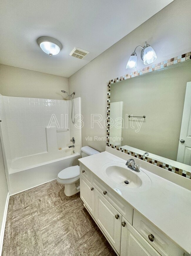 Building Photo - 436 Park Lake Dr