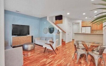 Building Photo - Beautiful 2 Bedroom Townhouse in Gated San...