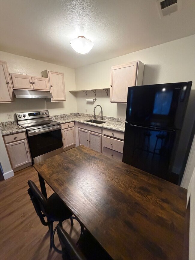 Building Photo - NEWLY RENOVATED & NAU ADJACENT: 1 BR CONDO - $1,600!