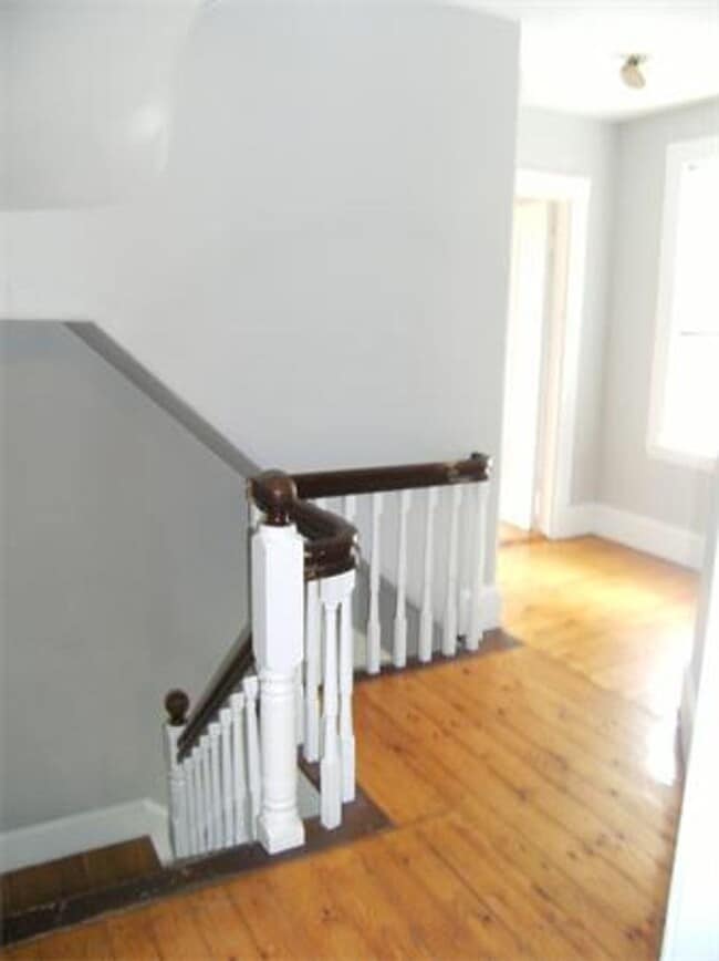 Building Photo - Newton Townhouse w/parking