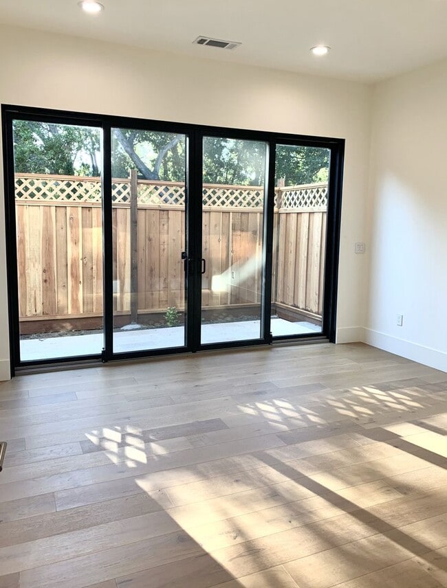 Building Photo - Bright, Modern & Beautiful – 3BR Home in M...