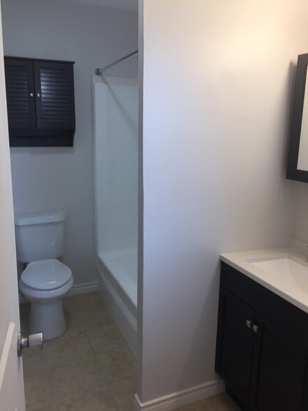 Guest bathroom - 920 Lazy Creek Ln