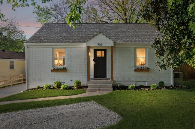 Building Photo - 902 Broadmoor Dr