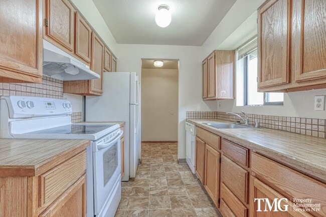 Building Photo - Charming Duplex with Garage Near the Washo...