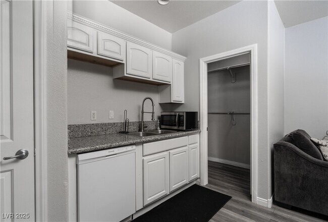 Building Photo - 10725 Bernini Dr