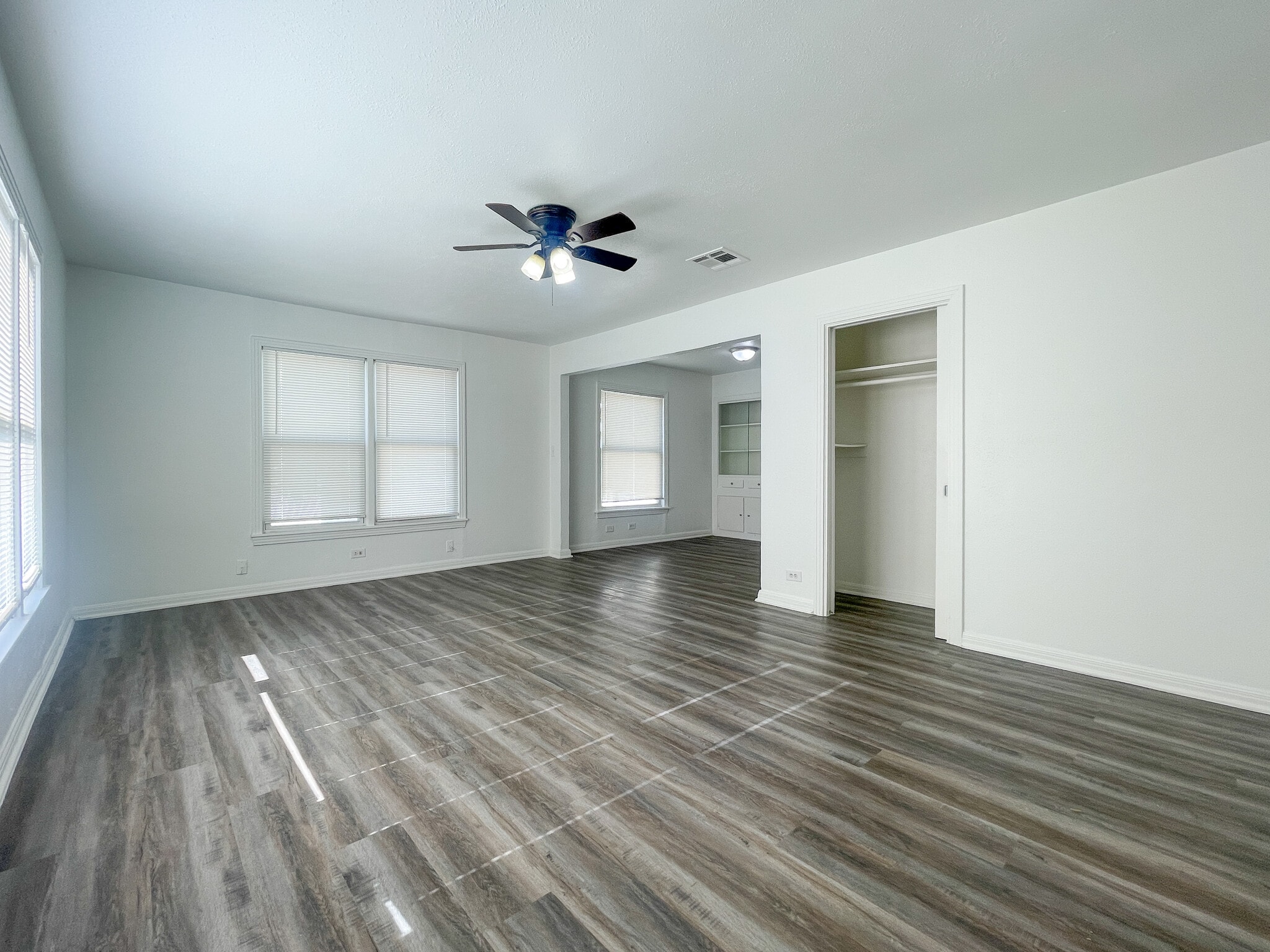 Building Photo - 701 N Barbara St