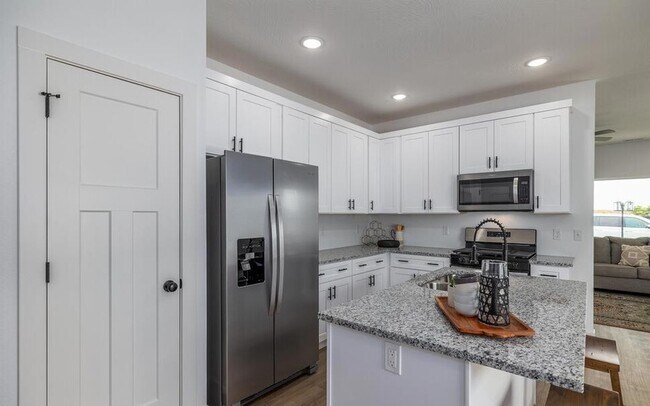 Building Photo - 937 N Blake Ave