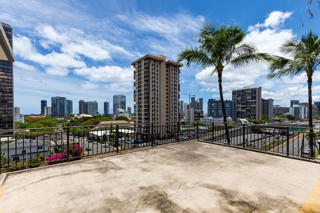 Building Photo - The Townhouse 1bd/1ba/1pk w extra large lanai