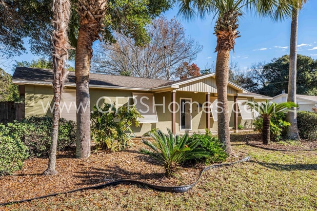 Building Photo - AVAILABLE NOW... 3/2 in Destin!!