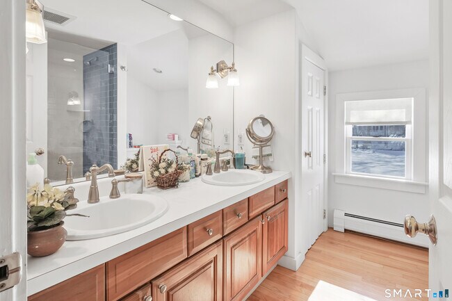 Building Photo - 70 Cranbury Rd