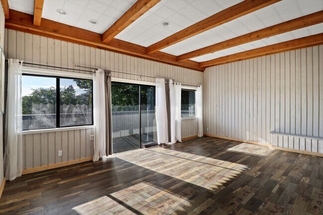 Building Photo - 4 Bed 3 Bath - Groups Welcome - Skyline - Westerly Views