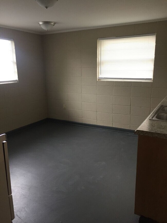 Building Photo - LARGE Spacious 5 bedroom 3 bathroom House