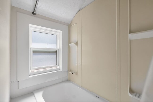 Building Photo - Charming 1-Bedroom Attic Apartment in the Heart of City Park West