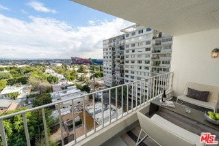 Building Photo - 838 N Doheny Dr