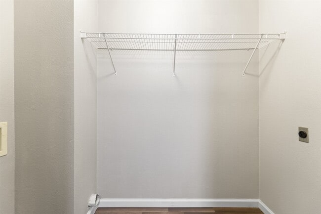 Building Photo - 512 Hollyhock st