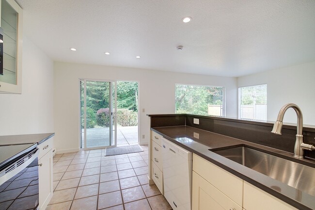 Building Photo - 2Bd/1Ba Issaquah Duplex