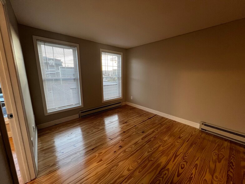 Living Room - 35 N Colony St