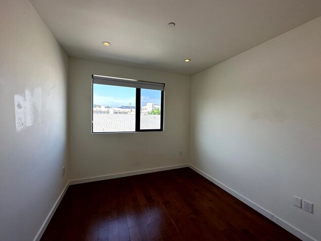 Building Photo - Fantastic 4 story Townhome - 3 bed - 3.5 b...