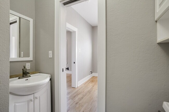 Building Photo - Two-Story Apartment with Parking in Uptown