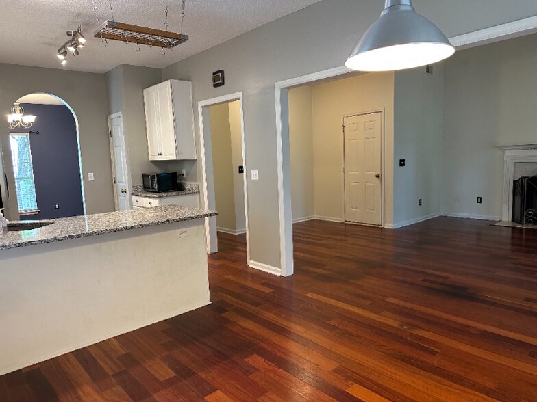 Building Photo - 233 Mossy Oak Way