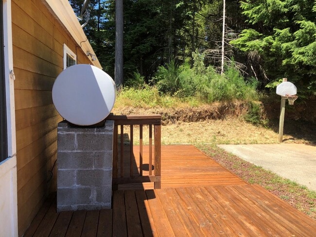 Building Photo - Spacious 3 bedroom home