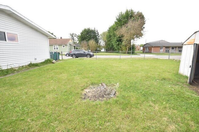Building Photo - Mishawaka 3 bedroom ranch with large family room and fenced yard