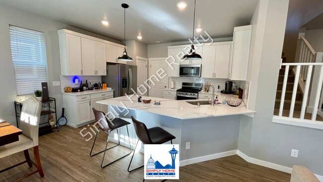 Building Photo - Step into the luxurious comfort of your dream home!