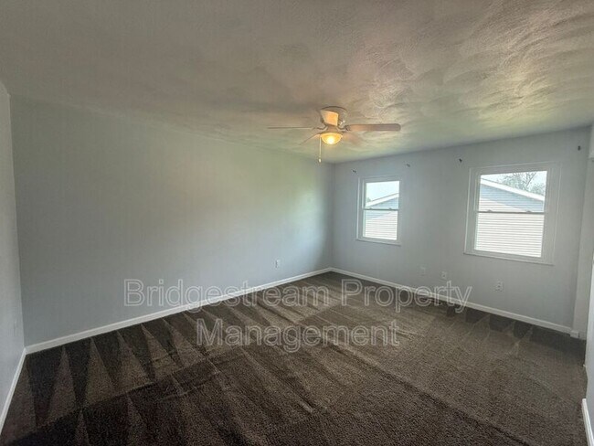 Building Photo - 3851 Hillsboro Dr