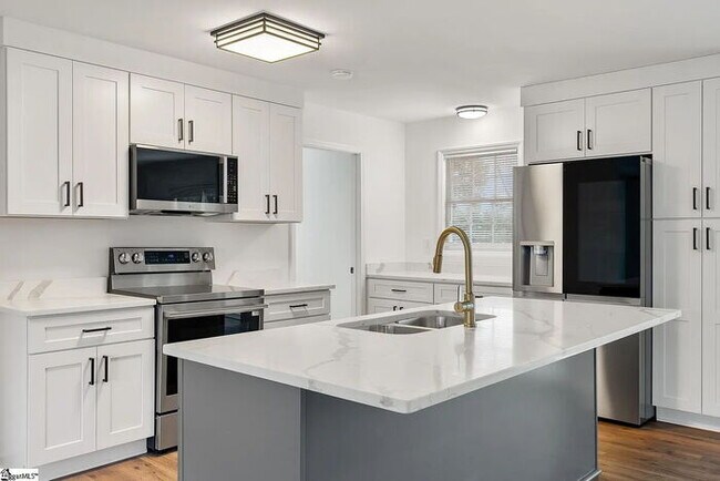 Building Photo - 300 Woodlake Rd