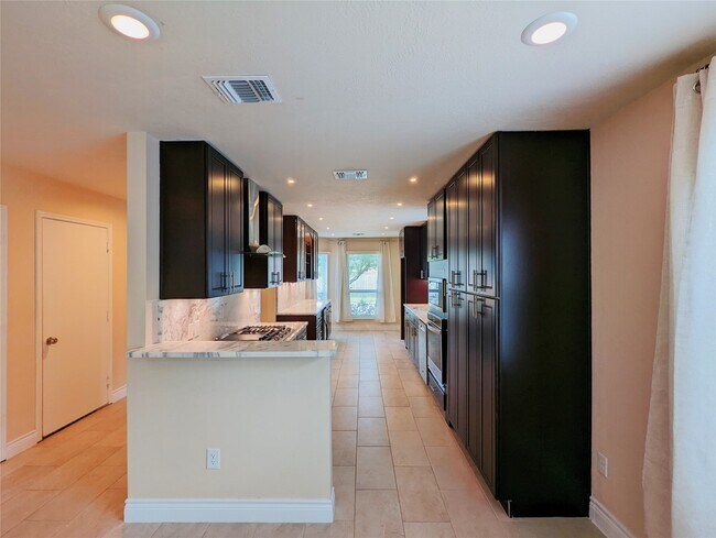 Building Photo - 8815 Lyndonnille Falls Ln